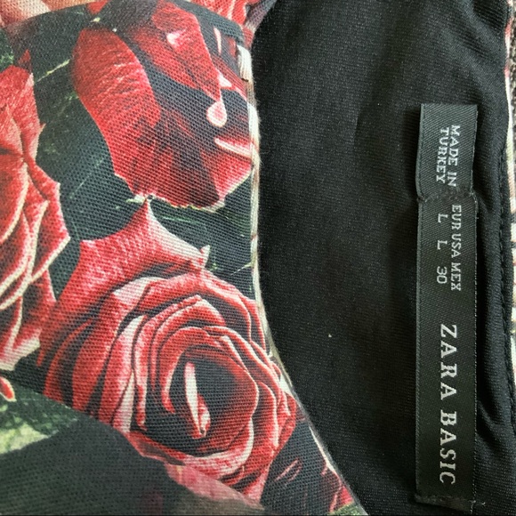 Red roses  sleeveless dress. - Picture 3 of 3